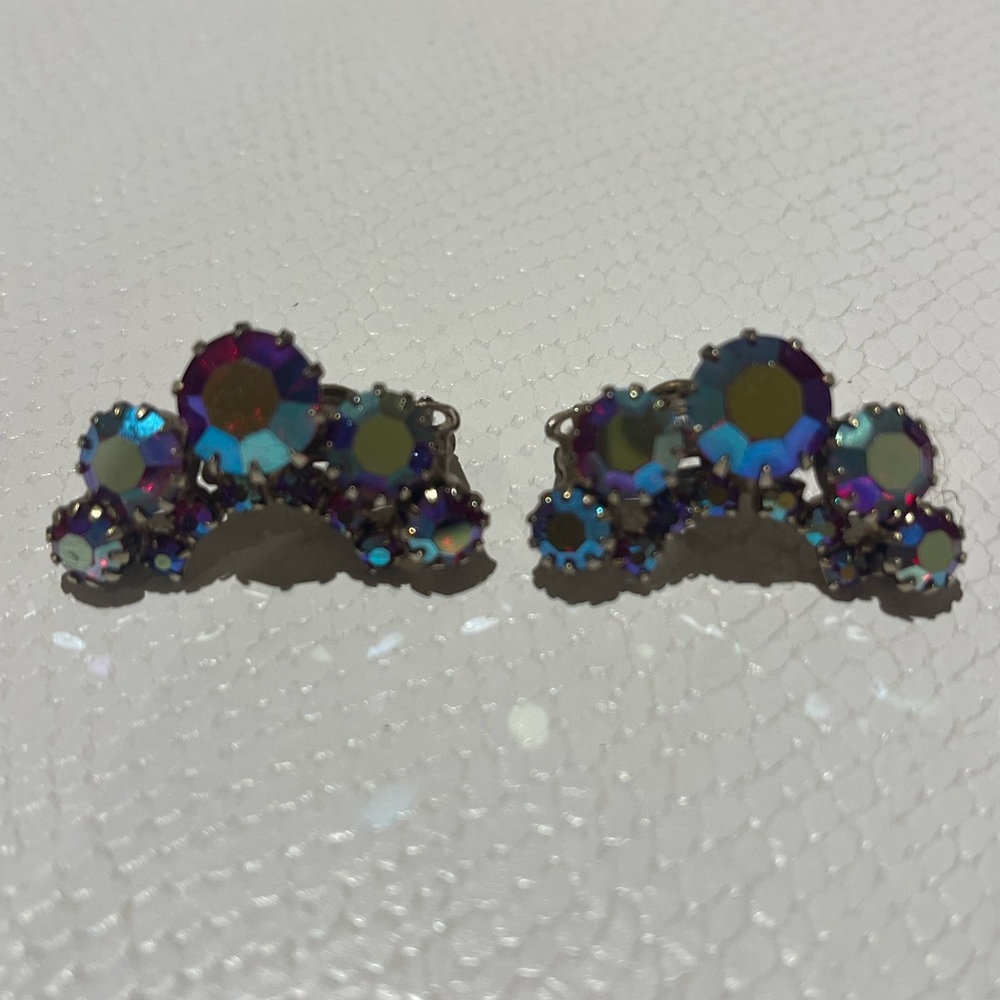 Mid Century Clip-on Earrings - Picture 4 of 9